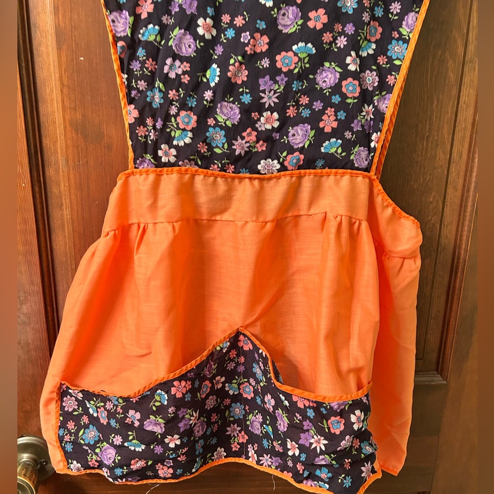 VTG Adorable Floral handmade full apron with front pocket. - Picture 3 of 8